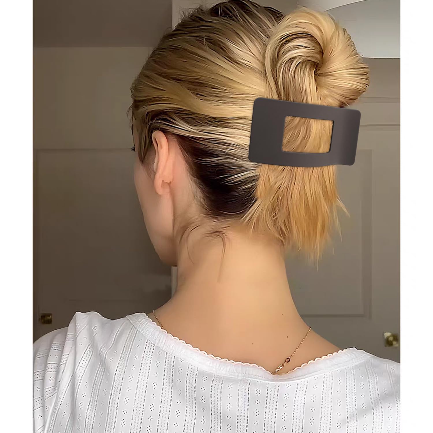 VELSCRUN matte clip in yoga or workouts keeps hair in place.