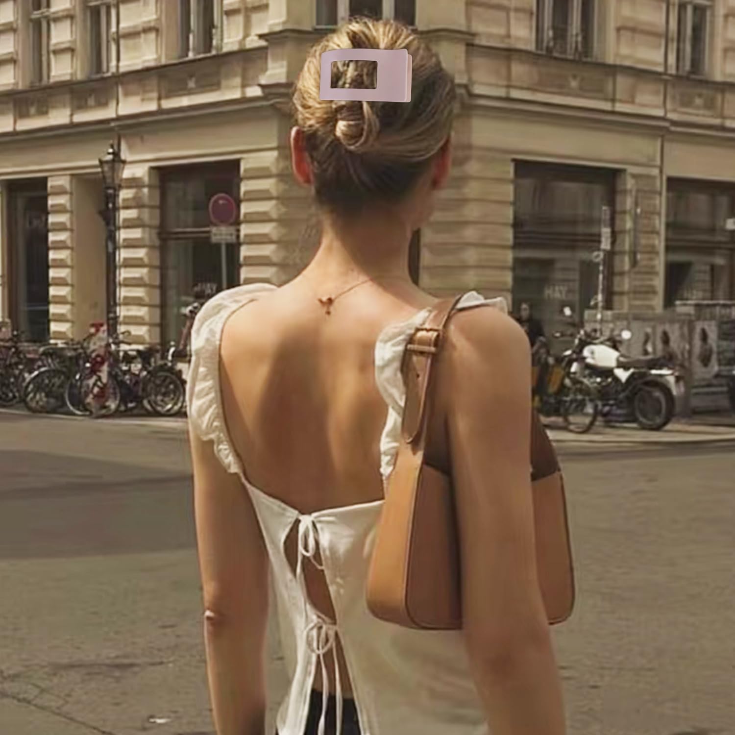 VELSCRUN French duck-billed clip demonstrates non-slip grip for active wear and yoga.