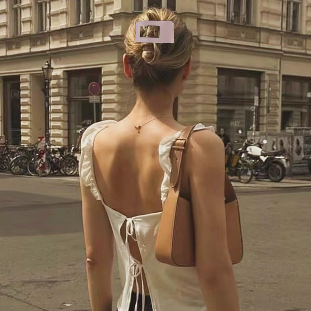 VELSCRUN French duck-billed clip demonstrates non-slip grip for active wear and yoga.