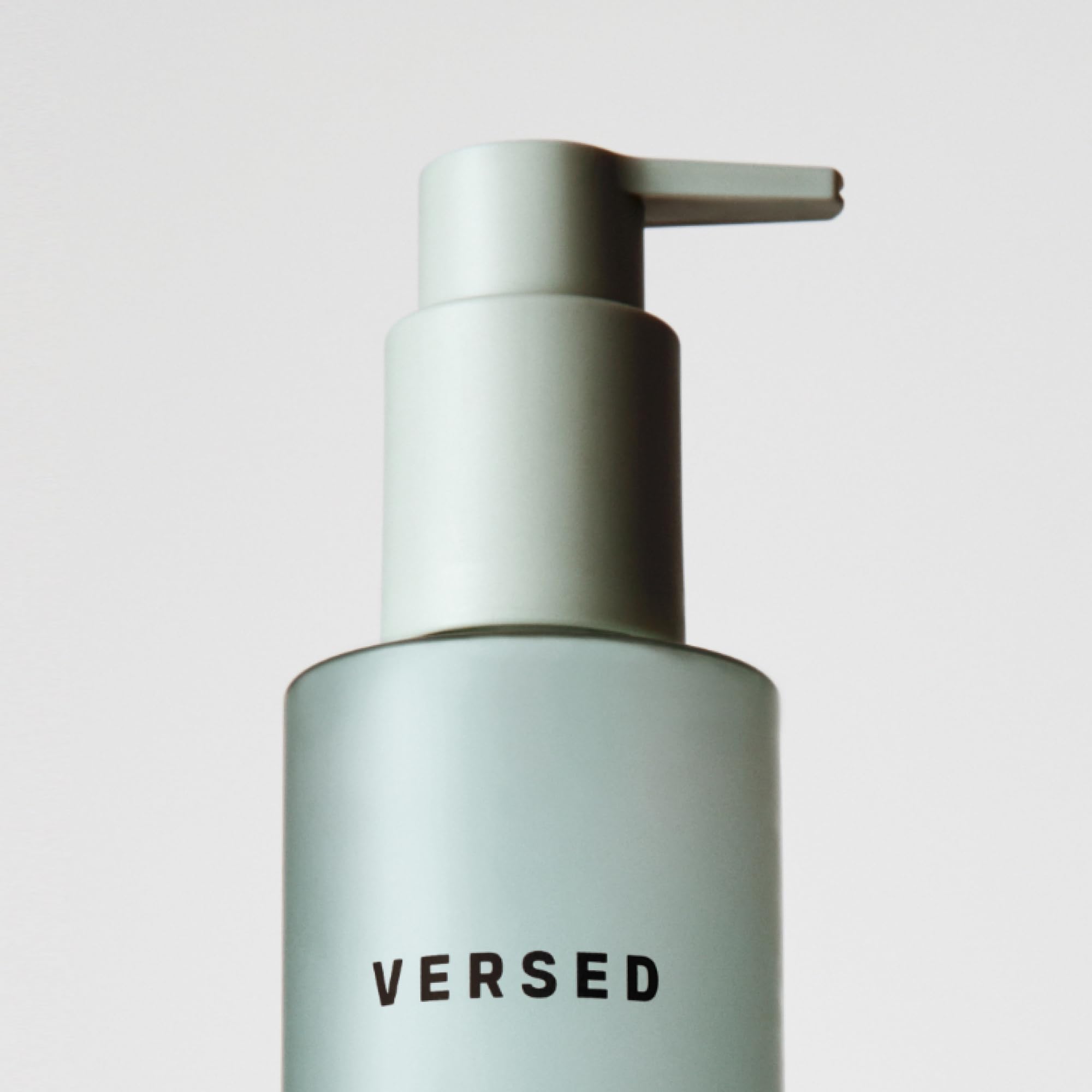 Versed Purist fragrance-free label signals fragrance-free, sensitive-skin friendly formula.