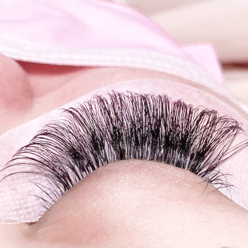 VEYES INC volume-fan demo image illustrating easy creation of fuller lashes.