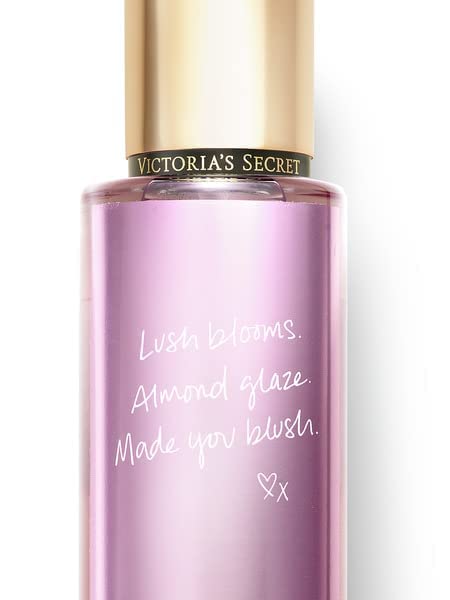 Victoria's Secret Velvet Petals Set packaging helps create a ready to gift presentation.