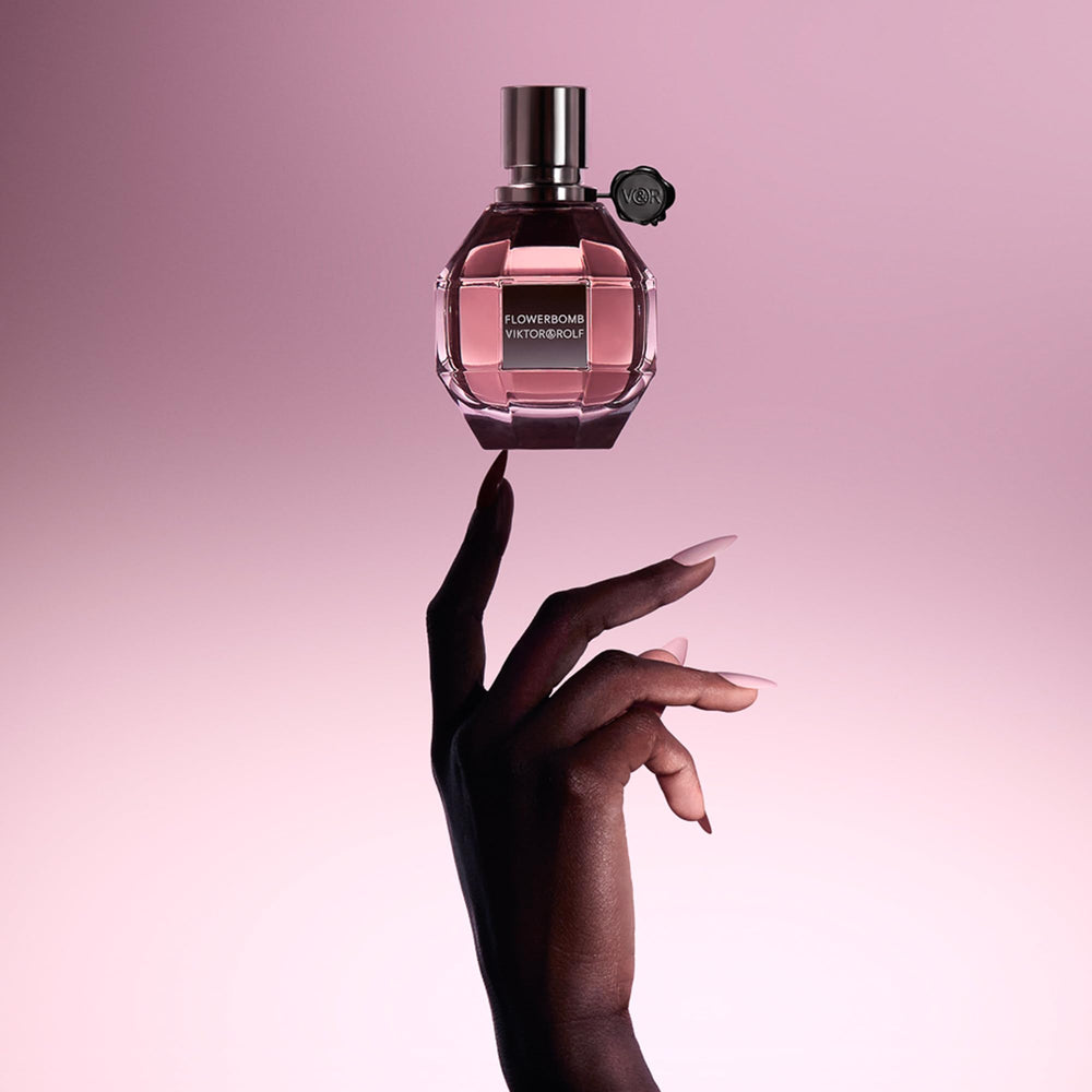 Viktor&Rolf Flowerbomb rose-jasmine close-up hints the romantic, feminine fragrance profile.