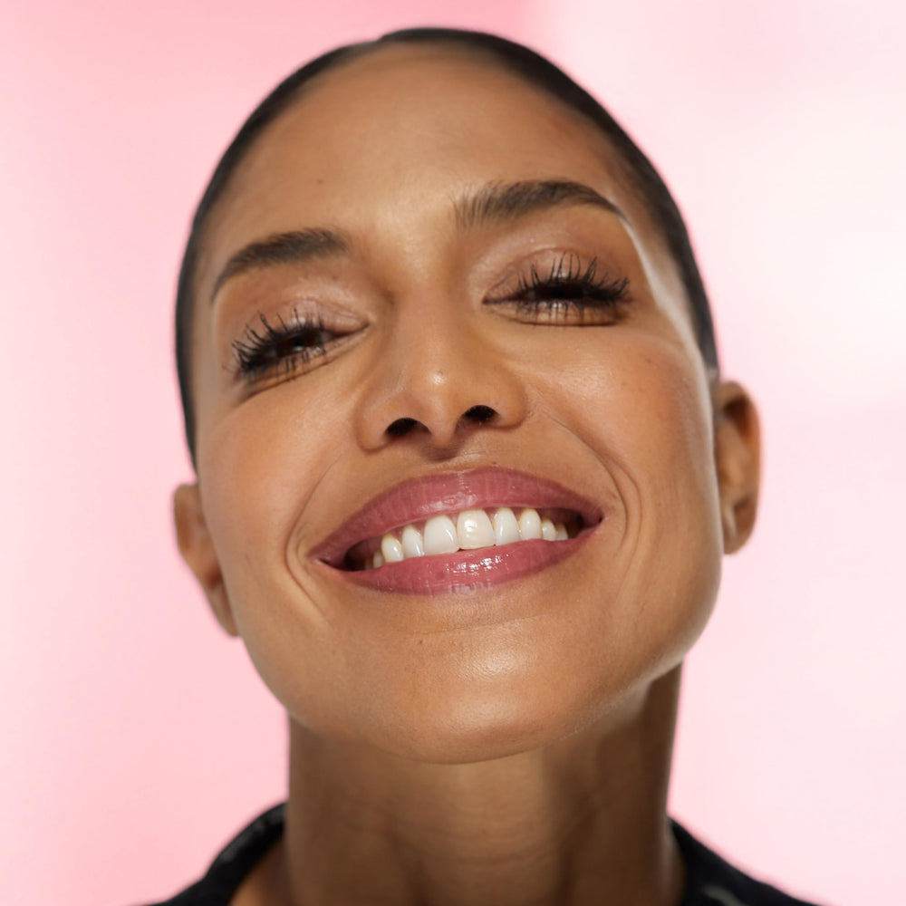 Vivienne Sabó Gel Lipliner finish looks smudge-proof for all-day definition.