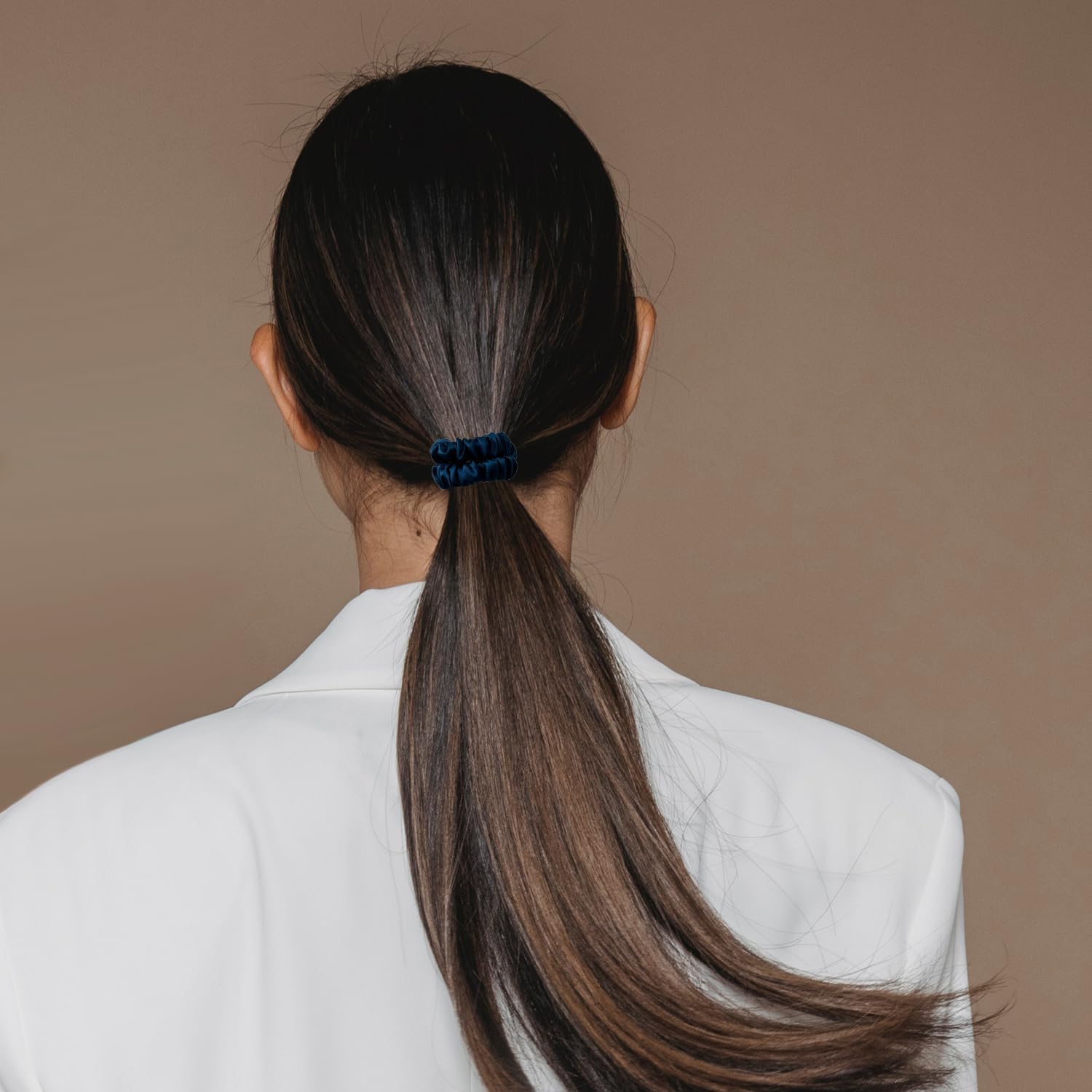 VLOMOT silk scrunchies gift-packaging presents a thoughtful, ready-to-give accessory.