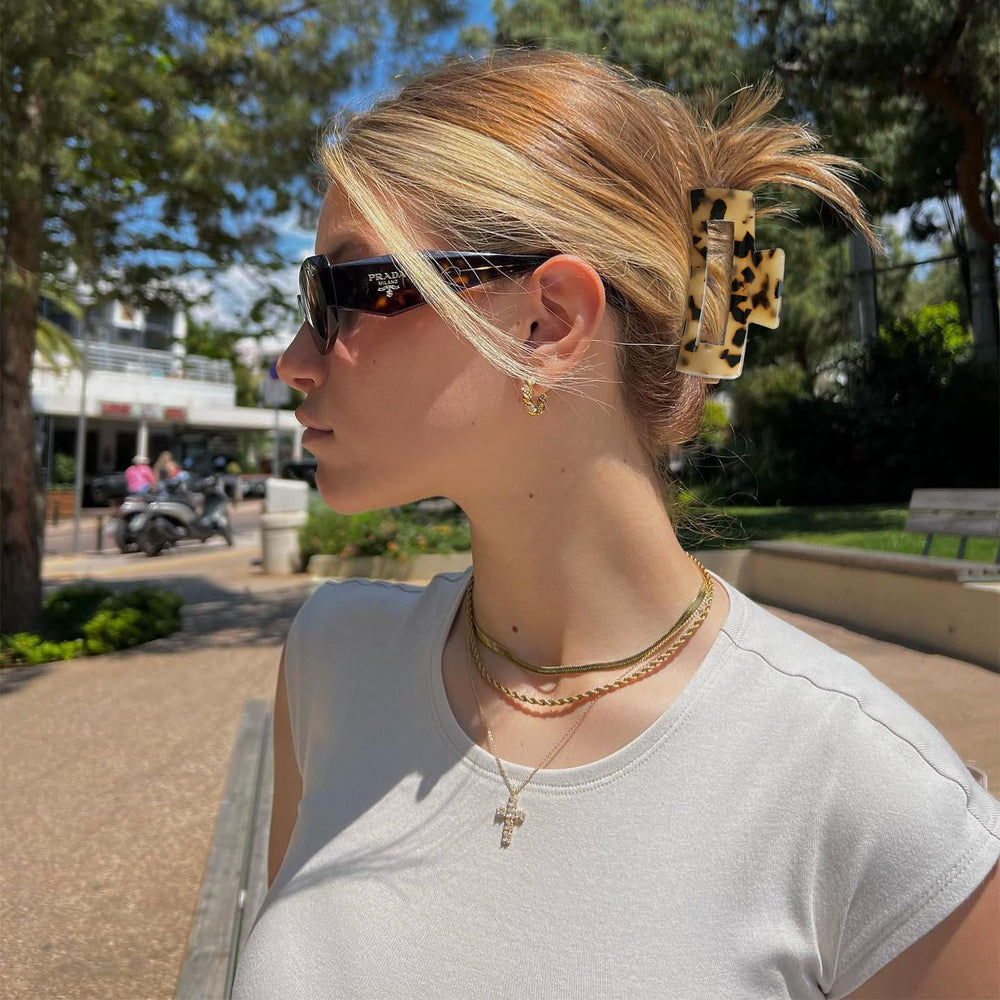 Wekin acrylic material clip shines lightweight and smooth to glide through hair