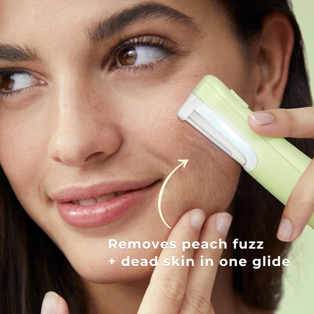 WLU Dermaplane Razor Green LED-light close-up for precise peach fuzz removal