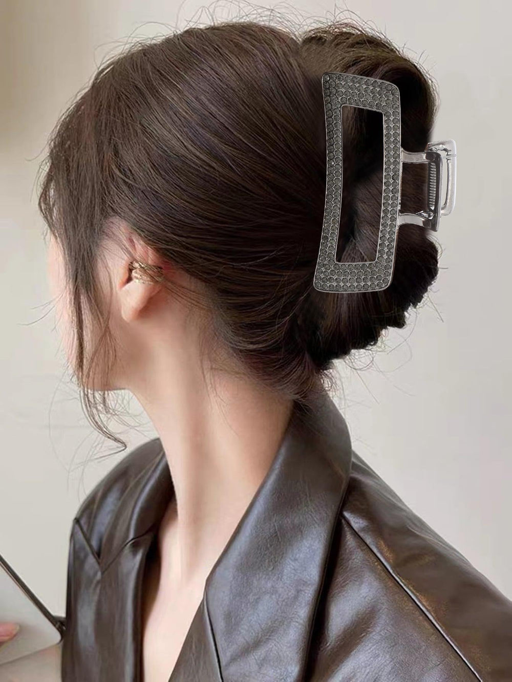 WORTL daily use hair clip supports casual styling and semi-formal looks.