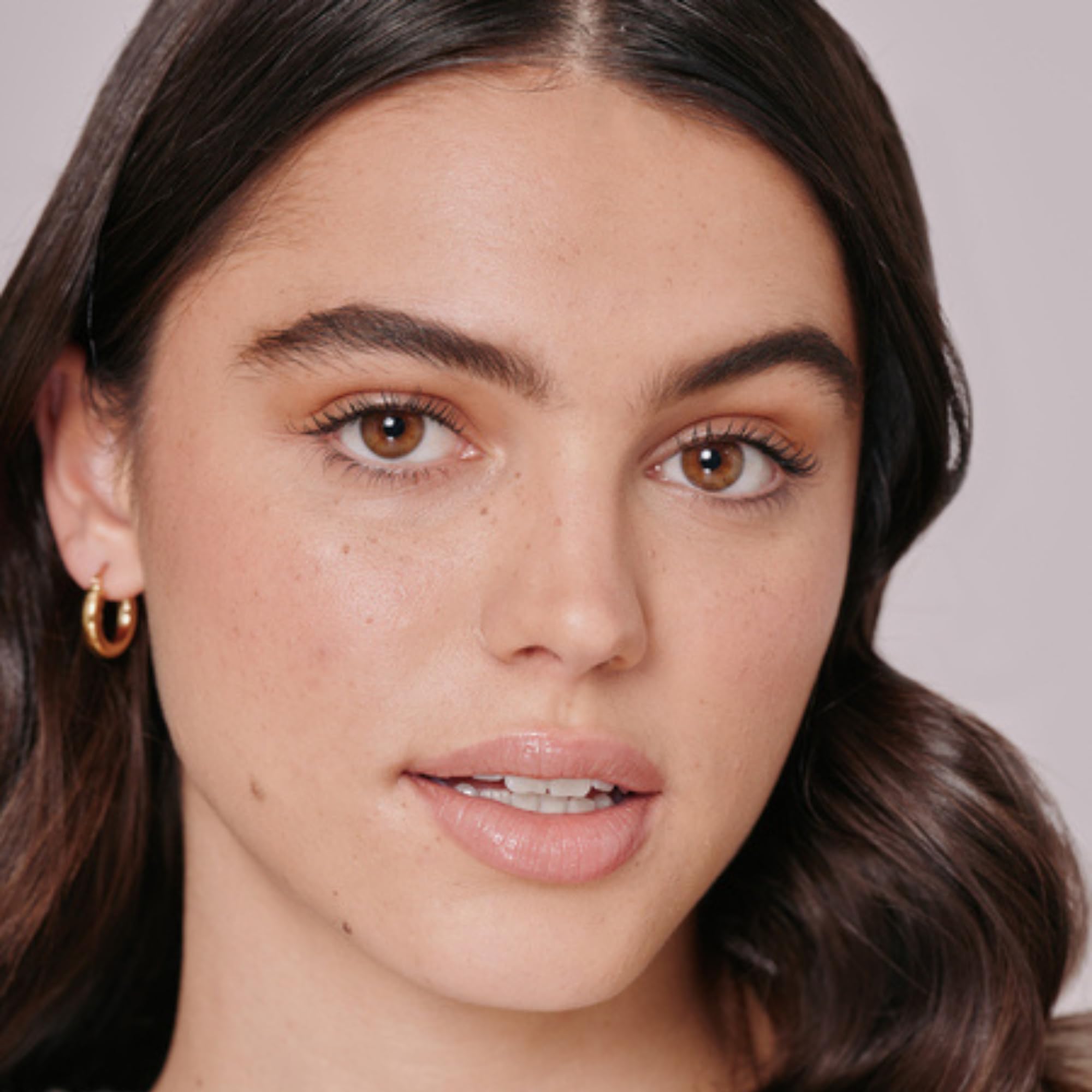 WUNDERBROW travel compact with mirror, ideal for on-the-go touch-ups.