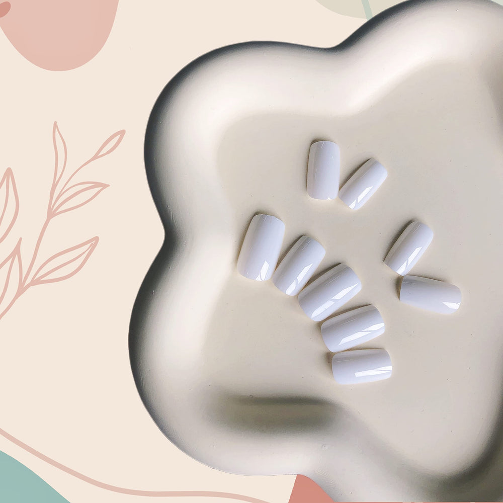 XCREANDO medium-length coffin nails look natural and lightweight.