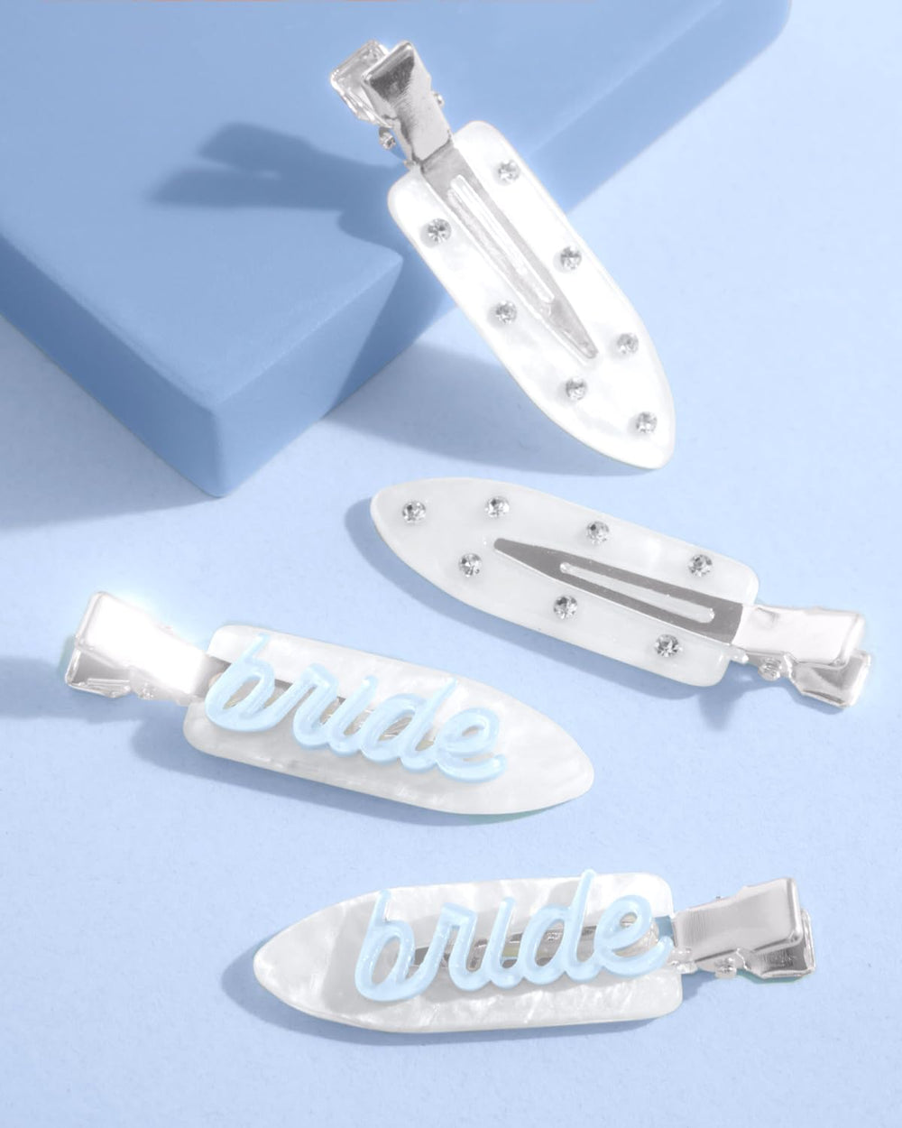 xo, Fetti compact clips fit into goodie bags or purses.