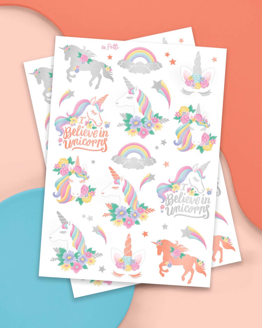 Tatuajes xo Fetti unicornio color metalizado con destellos.