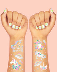 Tatuajes xo Fetti unicornio cupcakes arcoíris para invitados.