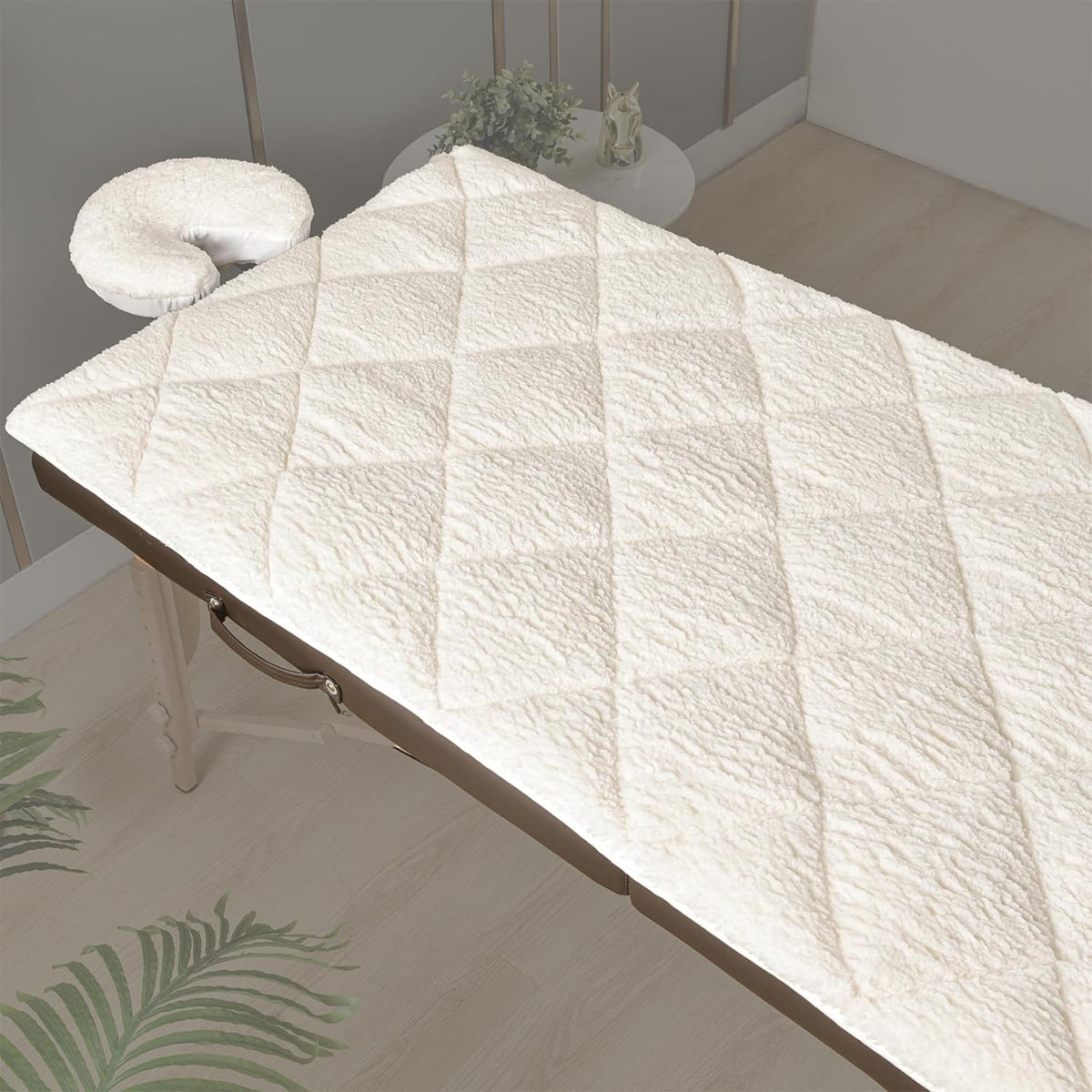 XOLLOZ double-sided massage table pad on a table with plush fleece for warmth