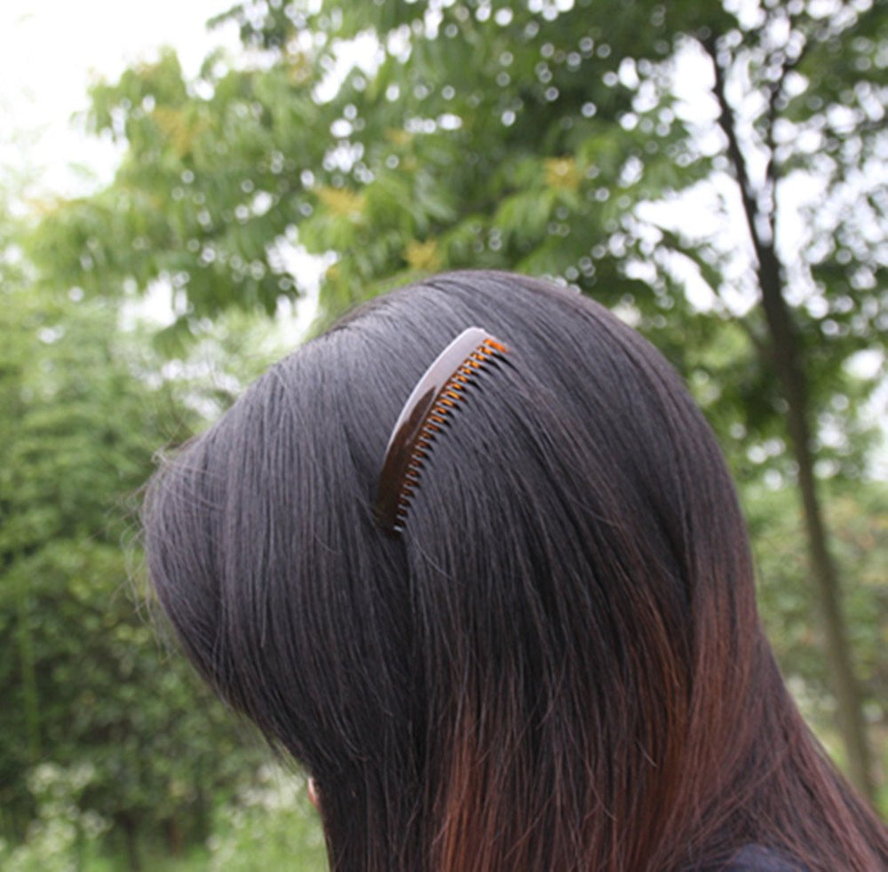Yeshan daily-wear hair clip offers comfortable hold.
