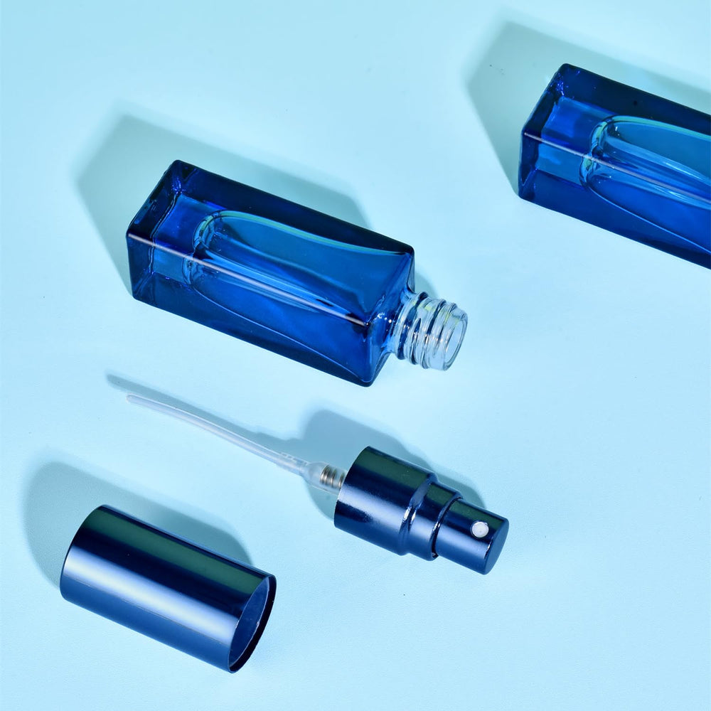 Yikimyfo atomizador viajero azul oscuro, práctico para uso diario.