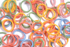 YOUXUAN small hair elastics stretch test demonstrates strong yet gentle elasticity