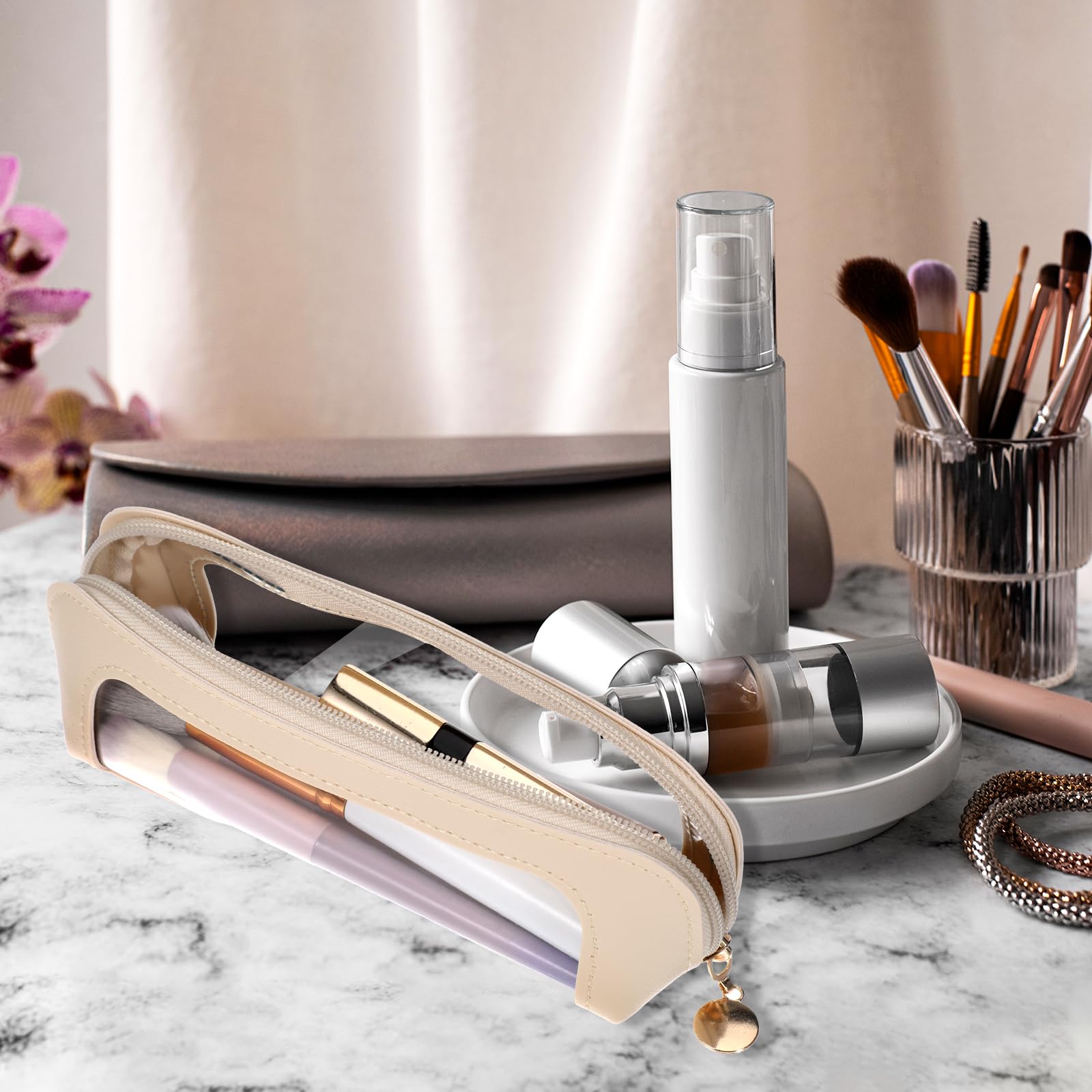 YQQYG makeup brush bag zipper closeup demonstrates secure closure to protect brushes.