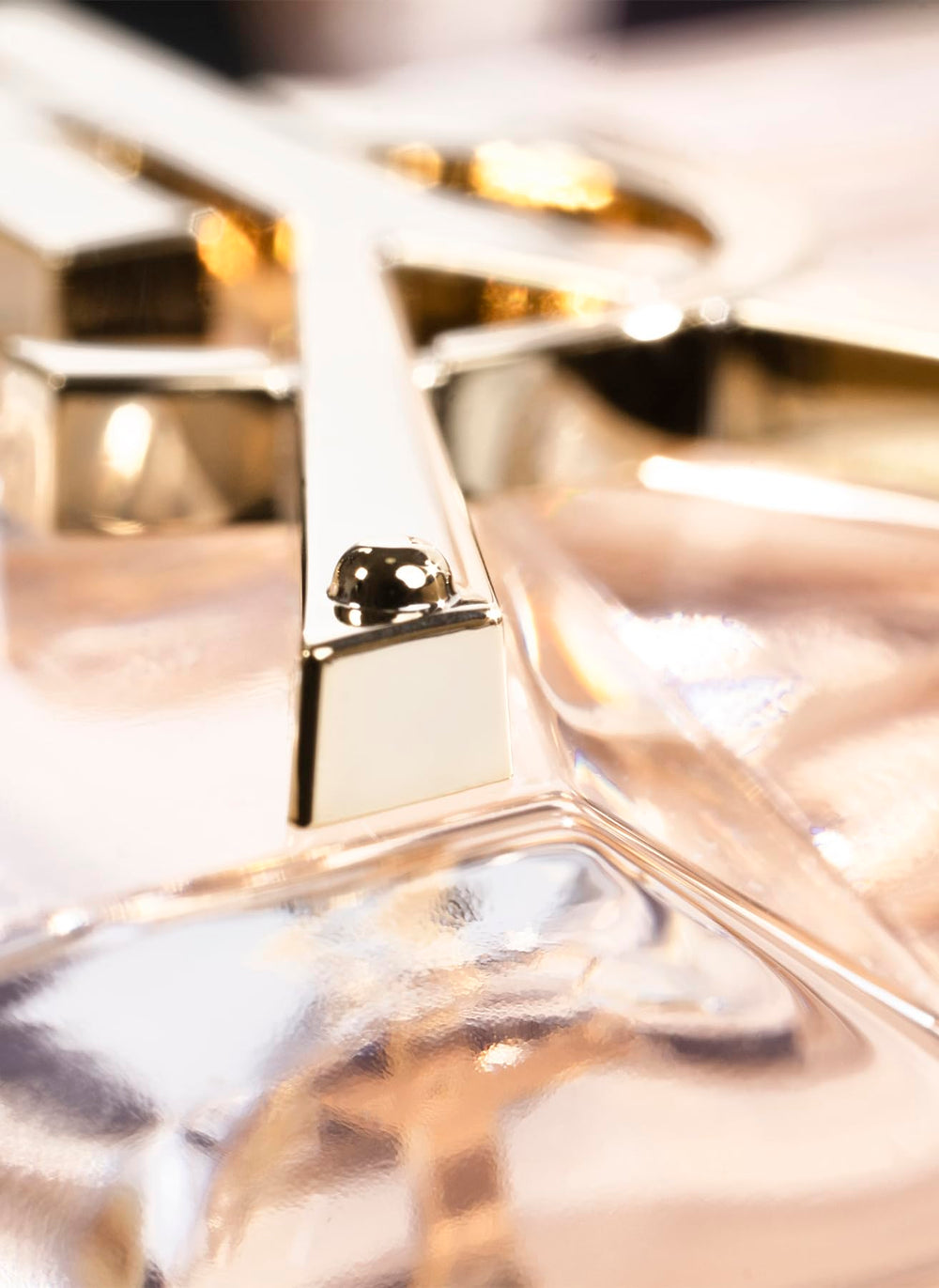 YSL Libre woman applying fragrance for a radiant daytime vibe.