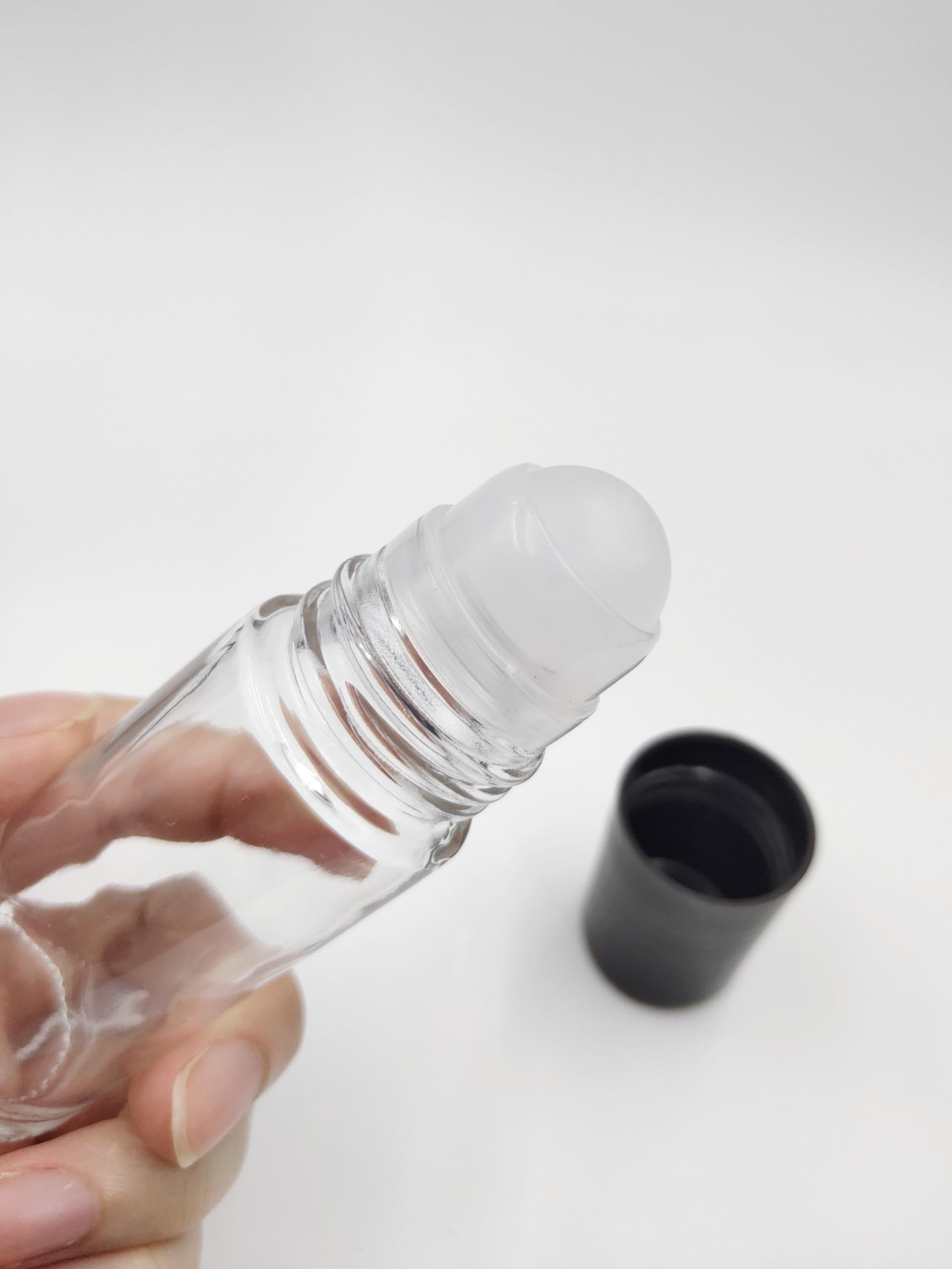 YYNGJCK clear roller bottle cap close-up highlighting leak-proof capability.