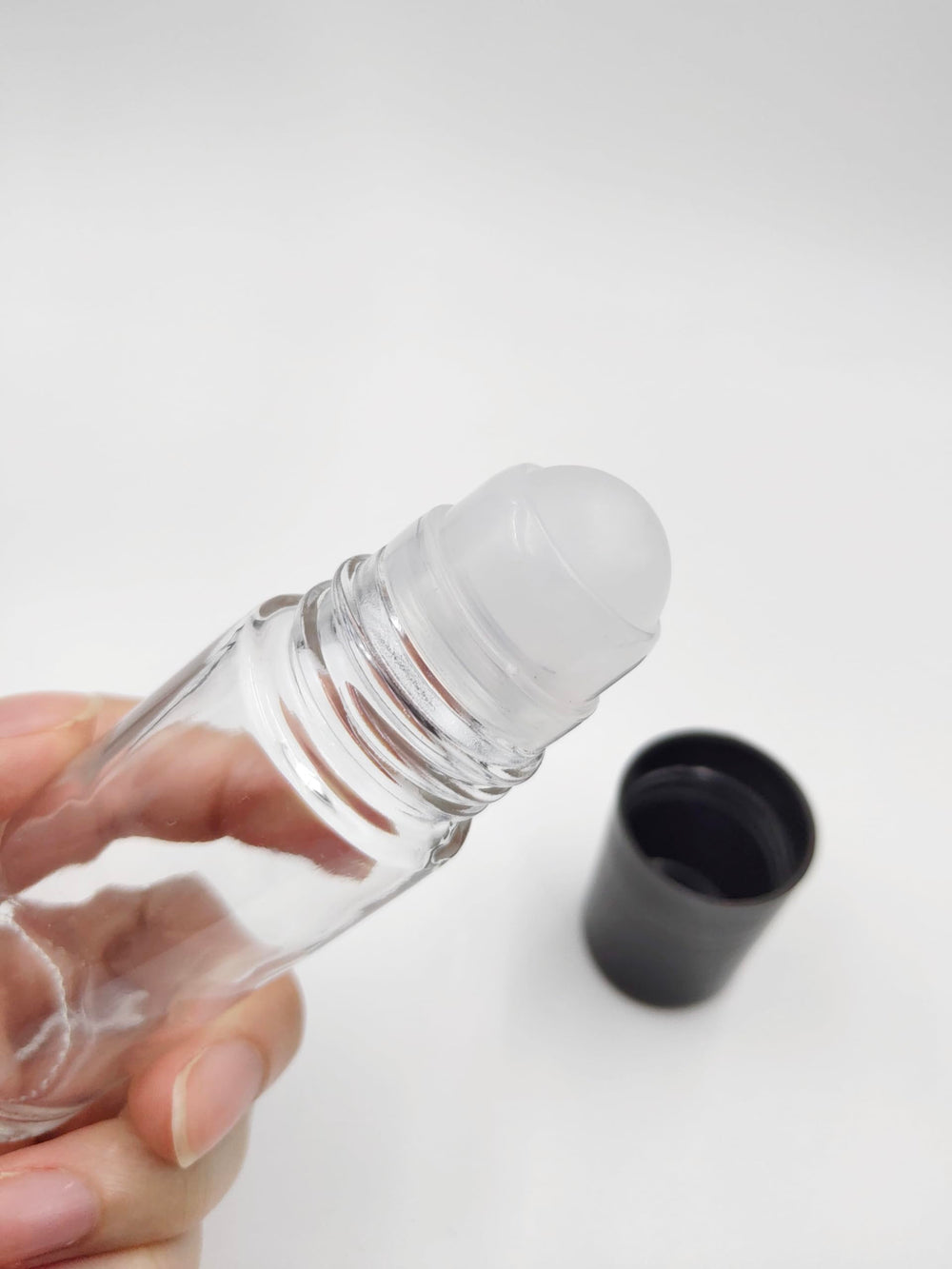 YYNGJCK clear roller bottle cap close-up highlighting leak-proof capability.