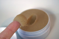 Zero Shine Jar applying detail illustrates easy use on dry scalp.