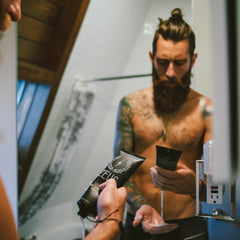 ZEUS Beard Conditioner Wash pump demonstrates even application for thorough conditioning.
